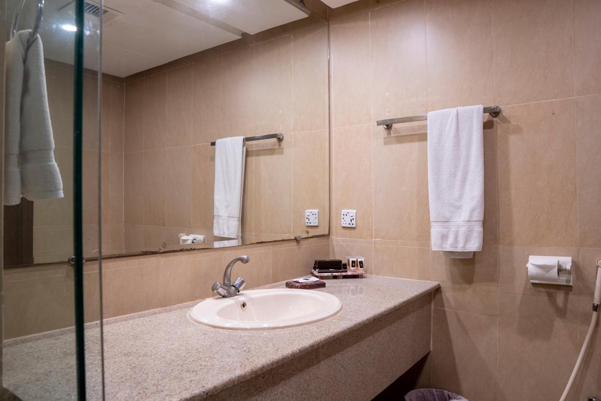 Legend Hotel Iszlámábád Kültér fotó